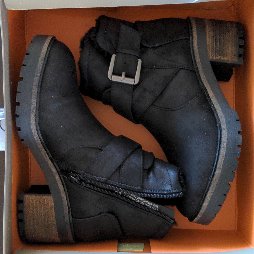 Jolie booties in black size 6 never worn